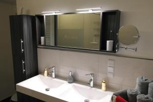 Baño con 2 lavabos y espejo en Ferienwohnung Eisblick, en Braunlage