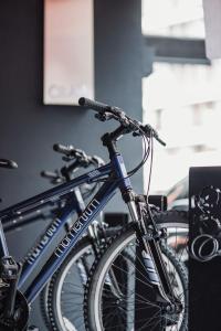 un grupo de bicicletas estacionadas una al lado de la otra en OLAH Poshtel - Hualien Zhongfu, en Hualien City