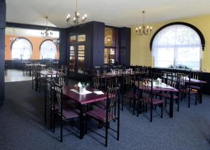 Reštaurácia alebo iné gastronomické zariadenie v ubytovaní Hotel U Jezírka