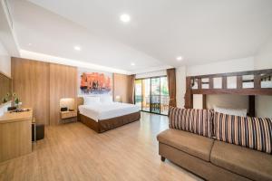 ein großes Schlafzimmer mit einem Bett und einem Sofa in der Unterkunft Chaba Cabana Beach Resort in Chaweng