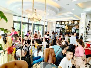 Halong Lavender Hotel في ها لونغ: زحمة الناس واقفين في محل