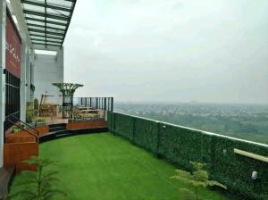 - une vue depuis le balcon d'une maison avec de l'herbe verte dans l'établissement Tmn Melati Margonda-Relaxed and Friendly, à Pondokcina