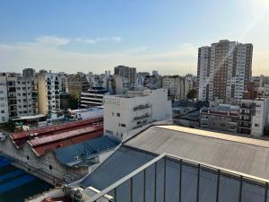 vistas a una ciudad con edificios altos en 3 Amplios ambientes excelente ubicacion-Avenida Corrientes Almagro- Cerca de todo en Buenos Aires