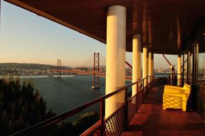 un balcón con vistas al puente Golden Gate en HI Almada - Pousada de Juventude, en Almada