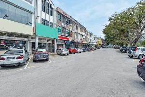 uma rua da cidade com carros estacionados em lugares de estacionamento em OYO 90662 The 1975 Hotel Empire em Kuantan