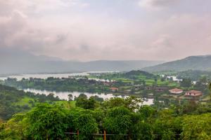 羅納瓦拉的住宿－StayVista's Shivom Villa 12 - A Serene Escape with Views of the Valley and Lake，享有河流、房屋和城镇的景色