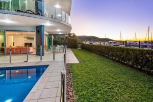 uma casa com uma piscina e um quintal em Pavillions 1 - NEW Waterside Luxury with pool em Hamilton Island