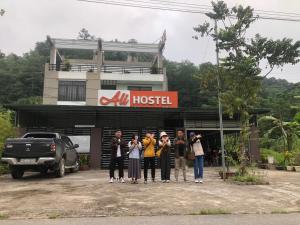 Un grupo de personas de pie frente a un edificio. en Ha Giang Ali Hostel, en Ha Giang