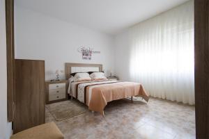 フィニステレにあるApartment - 3 Bedrooms with Sea views - 04559のベッドルーム1室(白い壁のベッド1台、窓付)