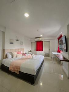 ein Schlafzimmer mit einem großen Bett mit einem roten Vorhang in der Unterkunft 88 Living in Bangkok