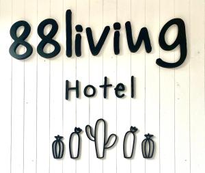 ein Schild, das Asyl-Hotelzimmer mit Kürbissen liest in der Unterkunft 88 Living in Bangkok