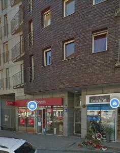 ceglany budynek z tabliczkami po stronie ulicy w obiekcie 91WrocLove Apartaments we Wrocławiu