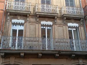 - un bâtiment avec des balcons sur le côté dans l'établissement Confortable T2 à Saint Aubin, à Toulouse