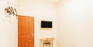 TV a/nebo společenská místnost v ubytování RedDoorz near BG Junction Surabaya + 24 fotografií