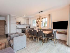 kuchnia i salon ze stołem i krzesłami w obiekcie Fantastic chalet with sauna w mieście Niedernsill