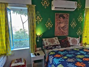 The Coral House Homestay by the Taj客房内的一张或多张床位
