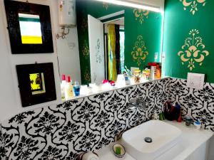 The Coral House Homestay by the Taj的一间浴室