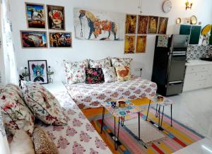 阿格拉The Coral House Homestay by the Taj的带沙发和冰箱的客厅