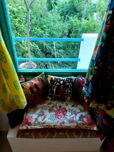 The Coral House Homestay by the Taj的阳台或露台