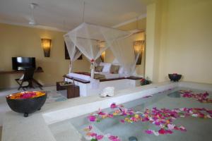 Uma TV ou centro de entretenimento em Fruit & Spice Wellness Resort Zanzibar