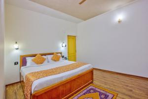 Giường trong phòng chung tại Ayushman Hotels