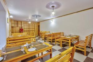 Khu vực ghế ngồi tại Ayushman Hotels