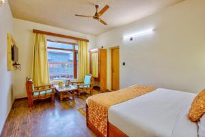 Giường trong phòng chung tại Ayushman Hotels