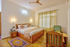 Giường trong phòng chung tại Ayushman Hotels