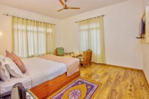 Giường trong phòng chung tại Ayushman Hotels