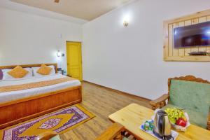 Giường trong phòng chung tại Ayushman Hotels