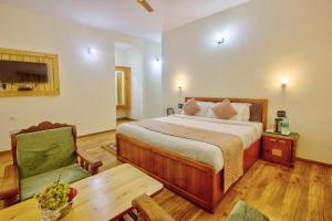 Giường trong phòng chung tại Ayushman Hotels