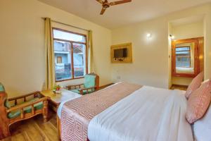 Giường trong phòng chung tại Ayushman Hotels