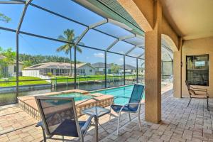 Piscina de la sau aproape de Private Pool and Grill Canalfront Cape Coral Home