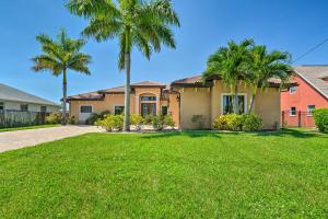 O grădină în afara Private Pool and Grill Canalfront Cape Coral Home