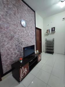 Μια τηλεόραση ή/και κέντρο ψυχαγωγίας στο Homestay Semenyih 3 Bedroom Apartment by Kasyaf
