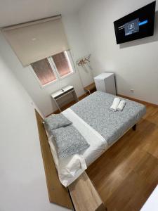 1 dormitorio con 1 cama con 2 almohadas en HOSPEDAJE COLONIA VALLECAS, en Madrid