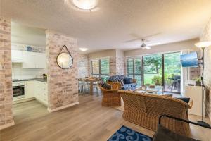 Η κουζίνα ή μικρή κουζίνα στο Bay Parklands 39 2 Gowrie Ave close to waters edge