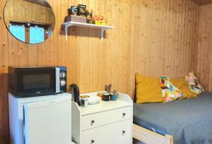 1 dormitorio con cama y vestidor con TV en Tapa Sauna House, en Tapa