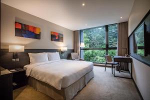 Rúm í herbergi á Platinum Hotel