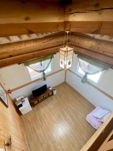 an overhead view of a living room with two windows at Gyodong Gaon in Jeonju