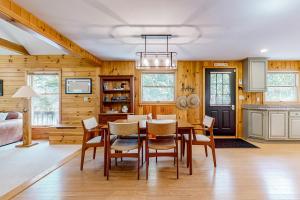 cocina y comedor con mesa y sillas en Marwood Lake Cottage en Wakefield