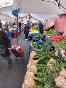 un mercado de agricultores con hortalizas y gente de pie alrededor en Tarabya Family Suit, en Estambul