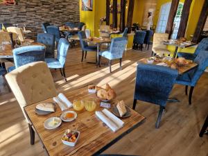 a table with food on it in a restaurant at Castello in Pierrefonds