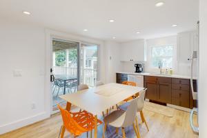 Una cocina y un comedor con mesa y sillas. en The Grey Lady, en Provincetown