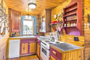 Ảnh trong thư viện ảnh của Lovely Flat Rock Cabin from 1905 with Fireplace ở Rising Fawn