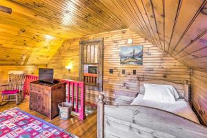 Lovely Pet-Friendly Flat Rock Cabin from 1905 في Rising Fawn: غرفة نوم بسرير في كابينة خشبية