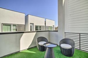 un patio con 3 sedie e un tavolo sul balcone di Newly-Built Luxury Galleria Area Townhome! a Houston