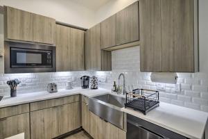 Afbeelding uit fotogalerij van Newly-Built Luxury Galleria Area Townhome! in Houston