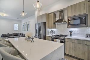 Afbeelding uit fotogalerij van Newly-Built Luxury Galleria Area Townhome! in Houston