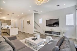 TV a/nebo společenská místnost v ubytování Newly-Built Luxury Galleria Area Townhome!